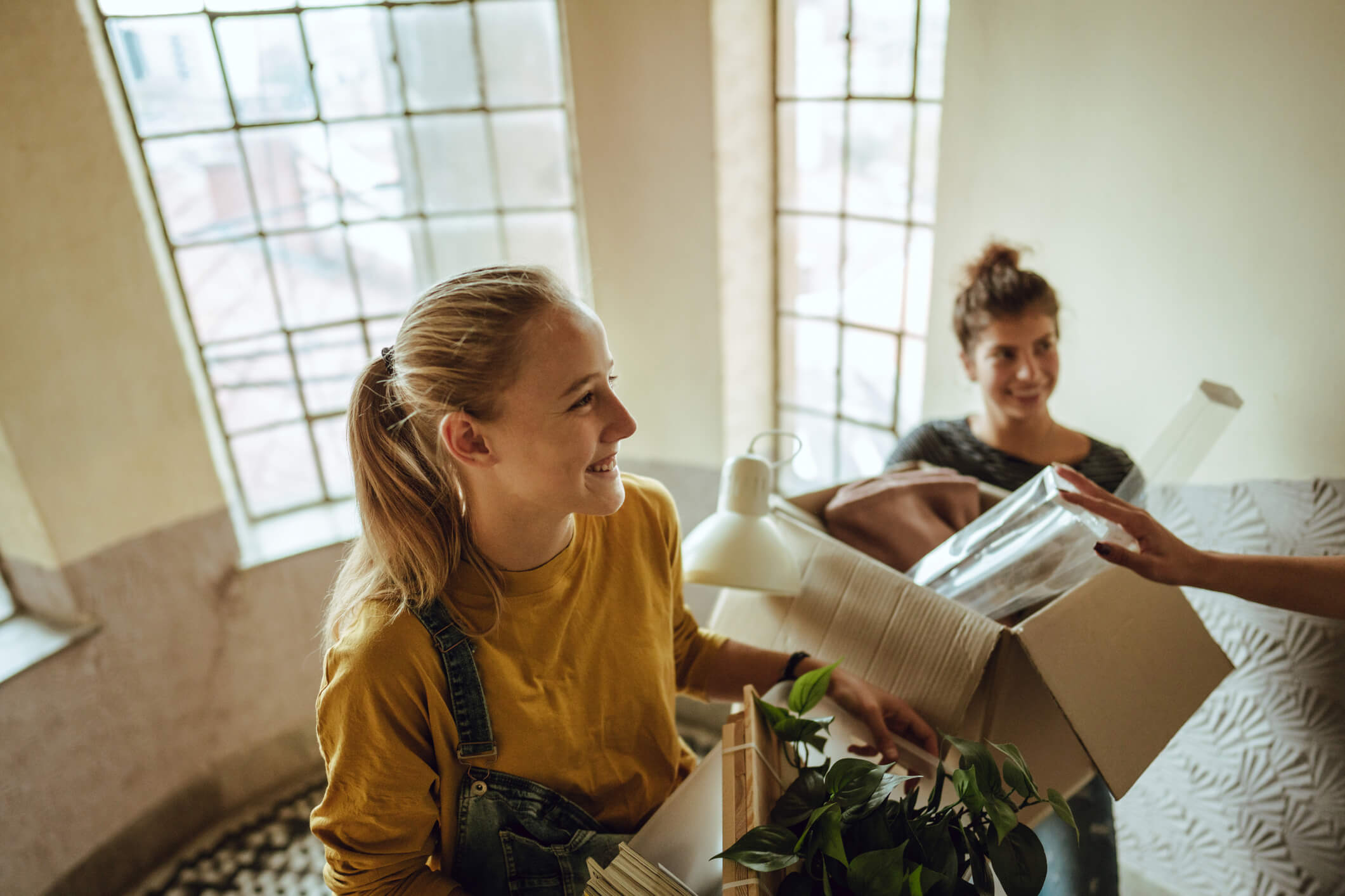 Nach der Schule ab ins Leben? Diese Tipps helfen Azubis und Studierenden bei Versicherung, Steuern und Co.